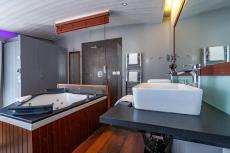 Hotel Elegance Suites Hotel - Your luxury 4 star balneo-chromotherapy suites