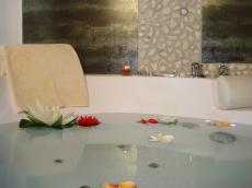 Hotel Elegance Suites Hotel Ile de Re - Your 4 star services : bike rental, heated pools, yatching